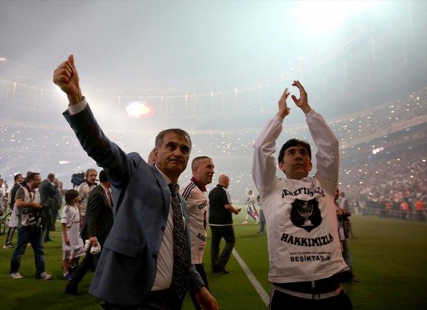 <p>Siyah-beyazlılar, tribünleri tek tek gezerek şampiyonluk sevincini taraftarlarıyla paylaştı. Futbolcular, taraftarlarla karşılıklı tezahürat da yaptı.</p>