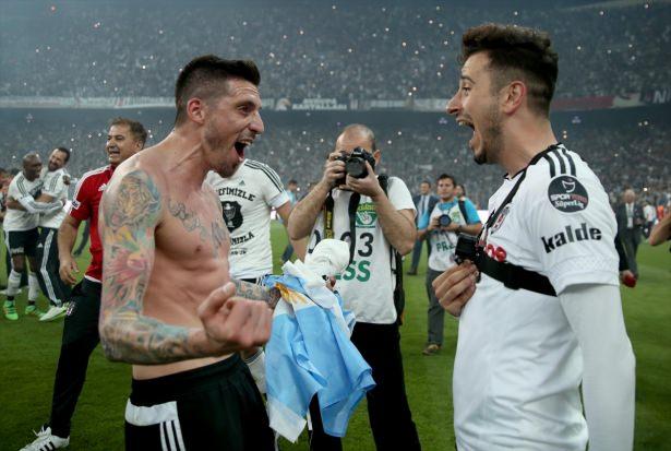 <p>Maçın ardından şampiyonluk kutlaması sırasında futbolcuların giydiği tişört, Galatasaray ve Fenerbahçeli taraftarları kızdırdı.</p>