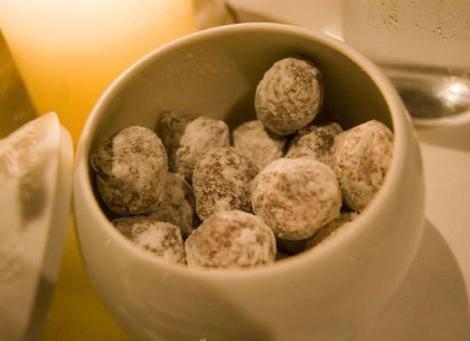 Macadamia Cevizi - Dünyanın en pahalı cevizleri, elde edildiği macadamia ağacı yedi ile 10 yaşına eriştiği zaman olgunlaşıyor. Ağaçlar sadece verimliliği yüksek toprağa sahip ve fazla yağış alan bölgelerde yetişiyor. Cevizlerin bir kilosunun değeri 30 dolar civarında. İlk olarak 1857 yılında Avustralya kıyılarında keşfedilen Macadamia ağacının cevizi, çok güzel bir aromaya sahip ve içerdiği vitamin ve yağlar sayesinde hem sağlığa hem cilde yararlı. Hatta kozmetikte bile kullanılıyor.