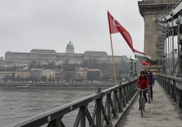 <p>Başbakan Davutoğlu'nun Macaristan ziyareti öncesi Budapeşte'nin dünyaca ünlü Szechenyi lanchid köprüsü Türk ve Macar bayraklarıyla süslendi.</p>

<p> </p>
