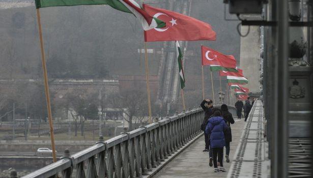 <p>Tuna nehri üzerindeki tarihi köprünün her iki yönüne de asılan Türk bayrakları etkileyici bir görüntü oluşturdu.</p>

<p> </p>
