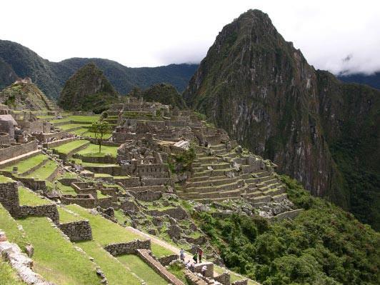 Machu Picchu - PERU - Güney Amerika'nın en çok turist çeken yerlerinden biri. Günlük 2 bin ziyaretçisi var. 1983 yılında UNESCO tarafından Dünya Kültür Mirası olarak ilan edildi. Bu İnka antik şehri, 7 Temmuz 2007 tarihinde dünyanın yeni yedi harikasından biri olarak seçildi. And Dağları'nın bir dağının zirvesinde, 2 bin 360 metre yükseklikte, Urubamba Vadisi üzerinde kurulu, Peru'nun Cusco şehrine 88 kilometre mesafede bulunuyor.  Şehir, İnka'lı bir hükümran olan Pachacutec Yupanqui tarafında 1450 yıllarında inşa ettirildi. 200'den fazla, merdiven sistemiyle birbirine bağlı taş yapıdan oluşuyor. Şehrin 3 bin basamağı hâlâ iyi durumda. Şehir, ismini bir dağ zirvesinden almış. Şehrin tarım alanı olarak kullanılan teraslardan oluşan bölümleri, Eski Zirve (Quechua dilinde: Machu Picchu) denen dağın eteklerinde yer alıyor. Şehrin sonunda ise Genç Zirve (Quechua dilinde: Wayna Picchu) yükseliyor. Şehirde, içinde 100'den fazla insan iskeletinin bulunduğu 50 adetin üzerinde mezar keşfedilmiş. 