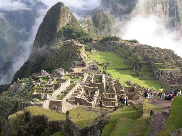 MACHU PİCCHU-  Keşfedilip üzerinde çalışma yapılan kayıp şehirlerden en gizemlisi Machu Picchu’dur Peru’da ıssız bir bölge olan Urubamba Vadisi’nin yakınında bulunan bu şehirden, 1911 yılına kadar bölge dışından başka kimsenin haberi yoktu Bu şehri İspanyol ve Meksikalı istilacılarından korumuştur Şehrin, 1400’lerde Inkalılar tarafından inşa edildiğine ve 100 yıl kadar sonra terkedildiğine inanılıyor Büyük ihtimalle Avrupa’dan gelen çiçek hastalığı yüzünden yok olan bu uygarlığın, bu şehri tam olarak ne için inşa ettiği hala sırrını koruyor Kimileri bunun büyük bir tapınak olarak kullanıldığını söylerken, kimileri de bunun ya bir hapishane ya da kralın sarayı olduğunu idda ediyor Bu ıssız bölgenin seçilmesini ise, İnka topluluğunun astrolojik mitolojisine bağlıyorlar. 