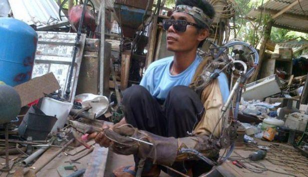 <p><span style="color:rgb(255, 255, 255)">Endonezya'nın Bali kenti yakınlarındaki bir köyde yaşayan Wayan Sumardana adlı kaynak işçisi, kendine elektronik kol yaptı.</span></p>
