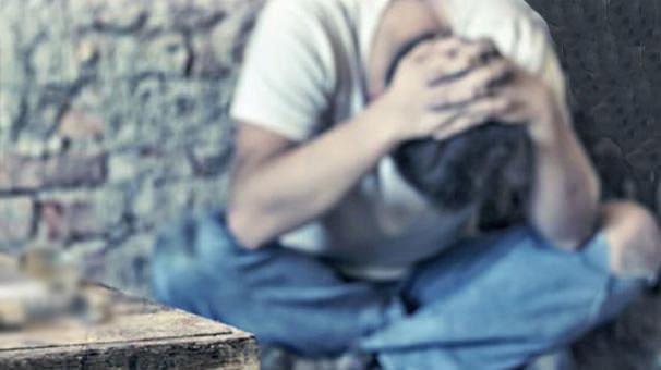 <p>Son dönemde yapılan bütün çalışmalarda <strong>şizofreni hastalarının yarısının geçmiş ergenlik </strong>dönemlerinde maddeyle tanışmış ve kullanmış kişiler olduğu tespit edildi.</p>