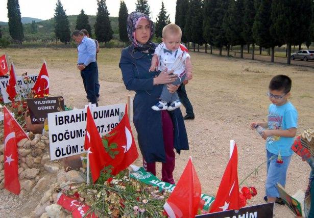 <p>İlk yaşına babasının mezarı başında giren minik İsmail, yaşanlardan habersizce &ccedil;i&ccedil;eklerle oynarken, Semra Duman ise, &ldquo;İbrahimim, oğluna olan sevgisini 'K&ouml;m&uuml;r tozlarının i&ccedil;inde bile oğlumun kokusunu alıyorum' diye anlatıyordu. O bize, biz de ona doyamadan gitti" dedi.&nbsp;</p>
