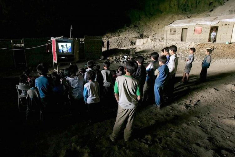 <p>Çin hükümetinin konuya duyarsızlığı nedeniyle 'iş başa düştü' diyerek harekete geçen Miao'lar çocukları için bir okul yapmaya karar veriyorlar.</p>

<p> </p>
