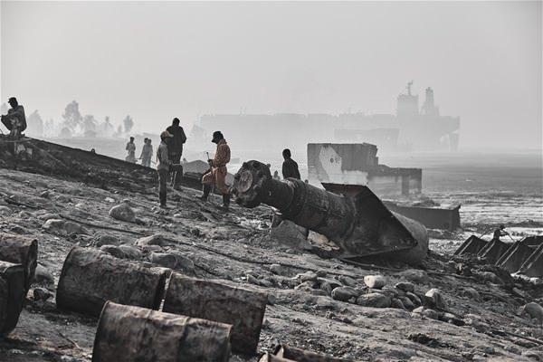 <p>Geçen yüzyılın sonuna dek, gemi sökümü İngiltere ve ABD gibi endüstrileşmiş ülkelerin limanlarında yapılmaktayken bu iş artık Pakistan, Bangladeş, Hindistan, Çin gibi ücretlerin düşük olduğu, çalışma güvenliği ve çevre koruma önlemlerinin alınmadığı ülkelere kaydırılmış durumda.</p>
<p> </p>