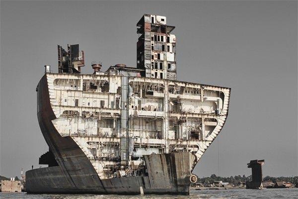 <p>Bangladeş'te her yıl ortalama olarak 80 büyük okyanus gemisi ve petrol tankerinin sökümü yapılıyor. Bu iş için 22 gemi söküm tersanesinde yaklaşık 30 bin işçi çalışıyor.</p>
<p> </p>