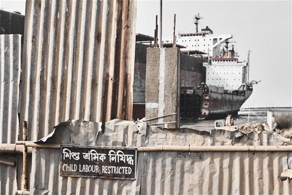 <p>35 yıldır petrol tankerleri de dahil dünyanın en büyük gemileri burada Bangladeş'de sökülüyor. Geminin omurgasından elde edilen metal yeniden işlenerek çelik hammaddesi haline getiriliyor. Kapı kollarından klozetlere kadar gemide bulunan tüm parçalar sökülerek hurdacılara satılıyor. Hatta tankerlerin dibinde kalan petrol bile süzülerek satılıyor.</p>
<p> </p>