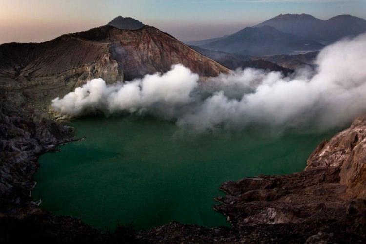 <p>İtalyan foto muhabiri Luca Catalano Gonzaga, 2014'te Endonezya'ya giderek Doğu Java'daki Kawah Ijen yanardağının kendi ifadesiyle "rahminde" on gün geçirdi. Burada ağır koşullar altında çalışan madenciler kraterin derinliklerinden kükürt çıkarıyor ve bu süreçte kendi bedenlerini yaralıyor.</p>