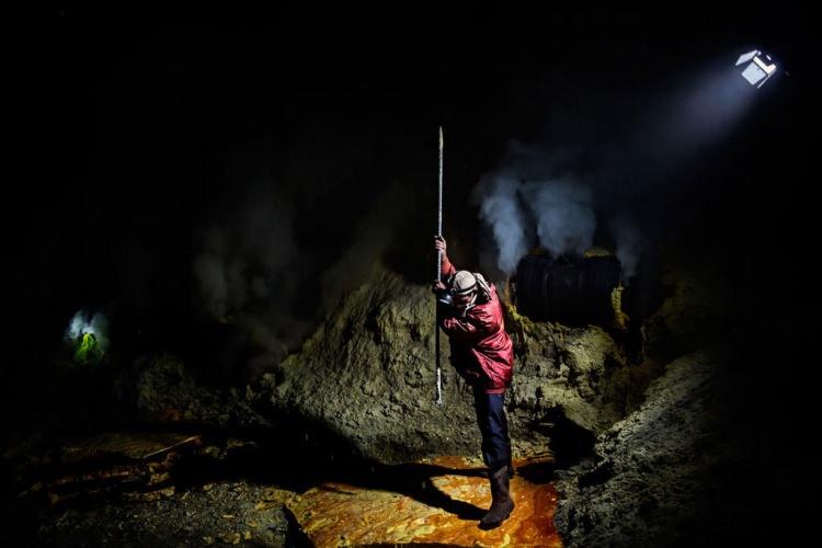 <p>Poniman (35) metal bir çubukla katılaşmış kükürdü parçalıyor.</p>
<p> </p>