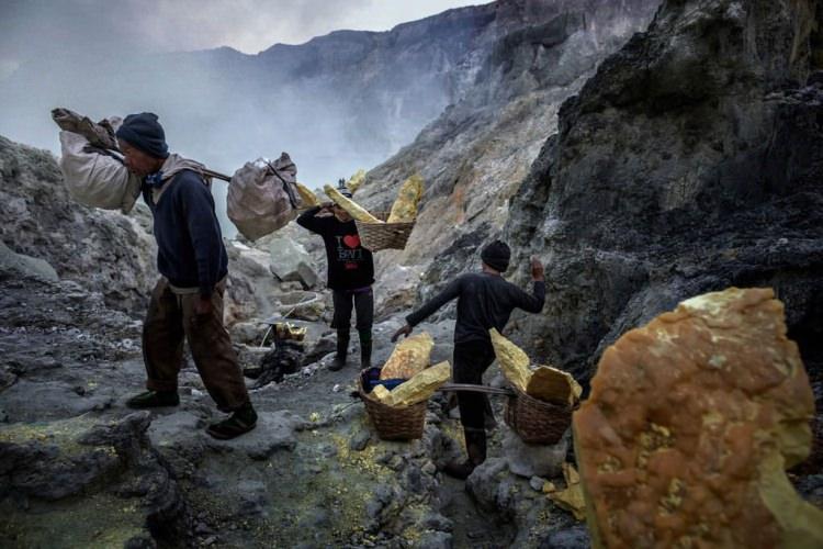 <p>Sahron (25) çalışmaya ara vermiş, iş arkadaşlarından birine taş atarak eğleniyor.</p>

<p> </p>
