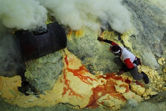 <p>Endonezya'nın Java adasındaki Kawah Ijen volkanik krater gölünde işçiler canları pahasına çalışıyor.</p>

<p> </p>
