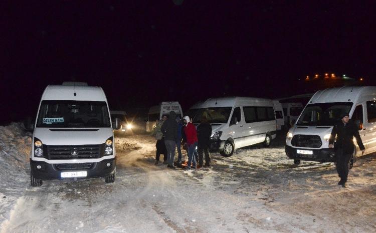 <p>Şanlıurfa'nın kayak merkezi Karacadağ'da yoğun kar yağışı nedeniyle çoğunluğu öğrenciler ve öğretmenlerden oluşan yaklaşık 700 kişi yolda mahsur kaldı.</p>

<p> </p>

