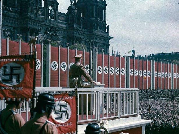 <p>Hitler Berlin'de konuşuyor, 1938.</p>

<p> </p>
