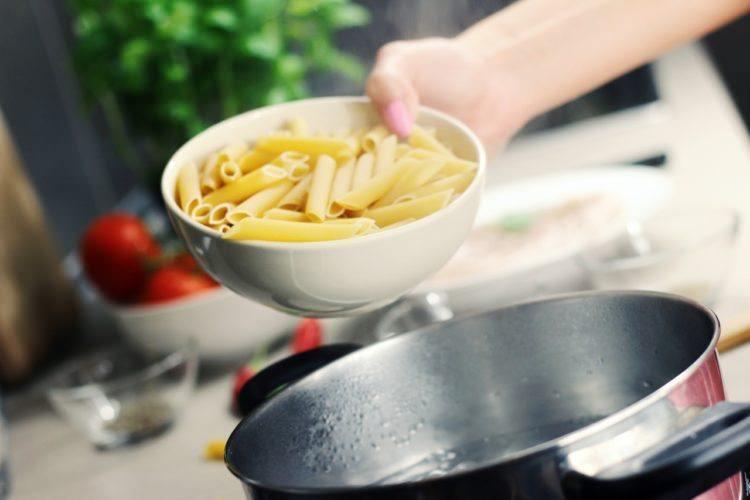 <p><strong>Makarnaları suya atınca hemen karıştırmalıdır</strong></p>
<p>Makarnaları suya atınca birbirine yapışmaması için<strong> ilk 30 saniye </strong>kaşıkla sık sık karıştırmak gerekir. Ardından her 3 dakikada bir karıştırılmalı.</p>