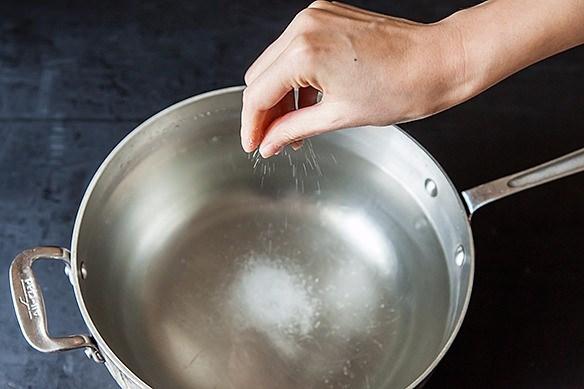 <p><strong>Tuz, su kaynadıktan sonra eklenmeli</strong></p>
<p>Tuzu baştan değil, su kaynadıktan sonra <strong>5 litre suya 1 yemek kaşığı </strong>olacak şekilde eklemek gerekir</p>