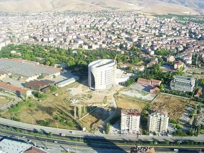 MALATYA: Entegre et tesisi, meyve suyu, reçel, makine imalatı, elektikli ev aletleri, vagon sanayi, otomotiv yan sanayi, yenilenebilir enerji, turizm, mandıracılık, süt ve et besiciliği, modern çiftlik, özel üniversite.