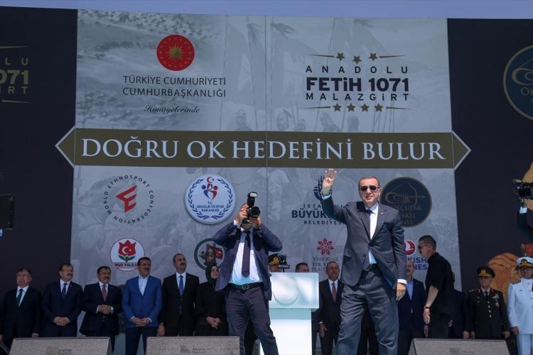 <p>Beraberindeki bakanlar ve komutanlarla alana gelen Cumhurbaşkanı Erdoğan, halkı selamladı.</p>
