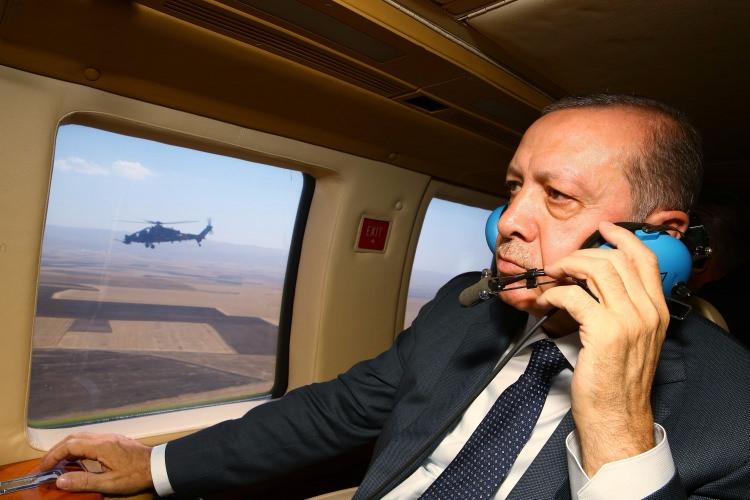 <p>Cumhurbaşkanı Recep Tayyip Erdoğan, Malazgirt'e helikopterle giderken, havadan incelemelerde bulundu. </p>

<p> </p>
