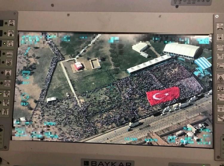 <p>Baykar Teknik Müdürü Selçuk Bayraktar, Cumhurbaşkanı Recep Tayyip Erdoğan'ın katıldığı Muş'un Malazgirt İlçesi'ndeki anma programının, Bayraktar TB2 tarafından görüntülendiği fotoğrafı sosyal paylaşım sitesi Twitter üzerinden "Malazgirt Zaferi'nin 946. yıl dönümü kutlamalarında, Bayraktar TB2 semalarımızda koruma görevinde" mesajıyla paylaştı. </p>