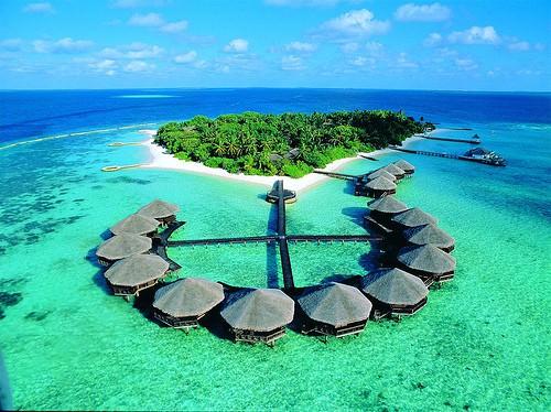 MALDİVLER  -  Resmi adıyla Maldiv Cumhuriyeti, Hint Okyanusu'nda bin 200 adadan oluşan bir devlet. Hindistan'ın güneyinde ve Sri Lanka'nın yaklaşık 750 kilometre güneybatısında yer alıyor . Küresel iklim değişiklikleri yüzünden yüzyıl içerisinde sular altında kalacağı öngörülen Maldiv halkına, 15 Kasım 2005 itibari ile Avusturalya'ya sığınma hakkı verilmiştir.  Yerleşim bulunan 200 adadan 90'nında Maldivliler yaşıyor, 110 ada ise "otel ada" şeklinde kullanılıyor. Yerleşim binlerce yıl öncesine dayanıyor. Daha önce Budist olan ada halkı, Arap Tüccar Abul Barakhat Al-Bar Bari'nin tebliğiyle Müslümanlığı seçti. Sırasıyla Portekiz ve Hollandalıların saldırılarıyla ve kısa süreli hakimiyetleriyle boğuşan Maldivler, 75 sene İngilizler'in hakimiyetine boyun eğmek zorunda kaldı, 1965 yılında İngiltere'den bağımsızlıklarını kazandı.  Daha sonra 3 sene Kral Muhammad Fareed saltanatı devam etti. 11 Kasım 1968'de Monarşi kaldırıldı ve İbrahim Nasir başkanlığı idaresinde Cumhuriyete geçildi. 1970'lerin başlarından itibaren turizm adalarda gelişmeye başladı. Cumhuriyete geçiş ile birlikte ülkenin resmi adı Maldiv Adaları yerine Maldivler olarak değiştirildi. 