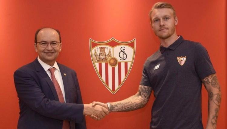 <p>Simon Kjaer</p>

<p>Fenerbahçe'den Sevilla'ya</p>

