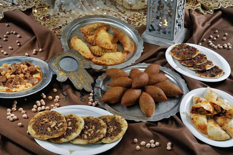 <p><strong>Farklı dinlerin, kültürlerin ve mutfak zenginliklerinin bir arada yaşadığı Mardin'de sebze yemeğinden et yemeğine, salata çeşitlerinden tatlılarına kadar kendini diğer şehirlerden ayırmakta. İşte zengin mutfak kültürüyle Mardin Lezzetleri...</strong></p>
