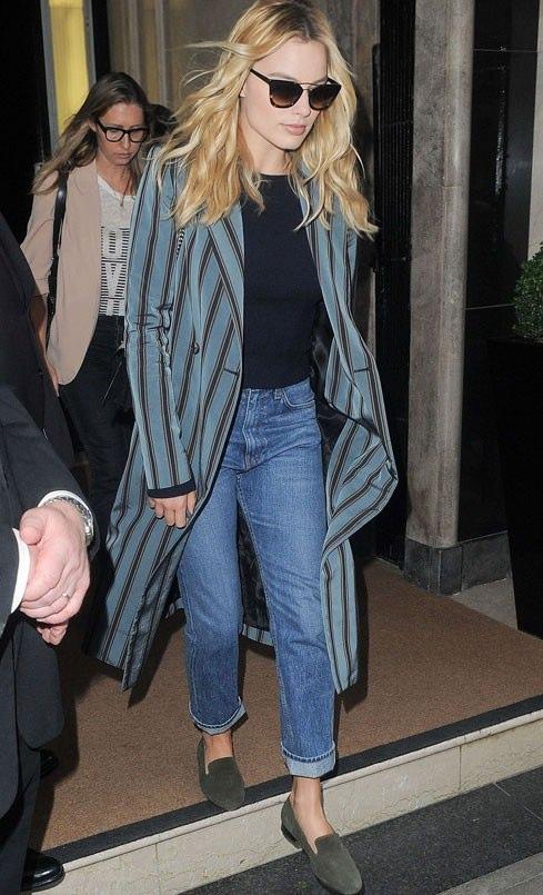 <p>Margot Robbie, günlük hayatında en sade kıyafetine seçtiği bir palto ile kendi özgün havasını yansıtabiliyor. </p>
