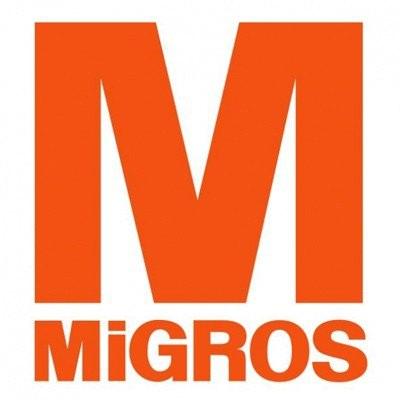 <p>1954 yılında İsviçre Migros Kooperatifler Birliği ve İstanbul Belediyesi'nin girişimleri ile kuruldu. Türkçe bir anlamı yok. Gıda ve tüketim maddelerini belediye kontrolü altında üreticiden toplayıp ve sağlığa uygun koşullarda ve ekonomik fiyatlarla İstanbullulara ulaştırma amacıyla kurulmuş. İlk zamanlar tüketim maddelerini İstanbullu tüketicilere 45 satış arabası ile ulaştırırken, daha sonra ilki 1957'de Balık Pazarı'nda Beyoğlu mağazası olmak üzere çeşitli semtlerde mağazalar açıldı. Migros bu dönemde İstanbulluların güvenini ve ilgisini kazandı.</p>

<p> </p>
