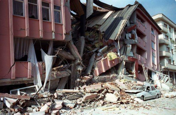<p>Deprem sonrası Düzce'de yıkılan bir ev ve enkaz altında kalan bir araç...</p>
