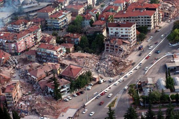 <p>Depremde Kocaeli'nin Gölcük ilçesinde çok sayıda ev ve işyeri yıkılmıştı.</p>
