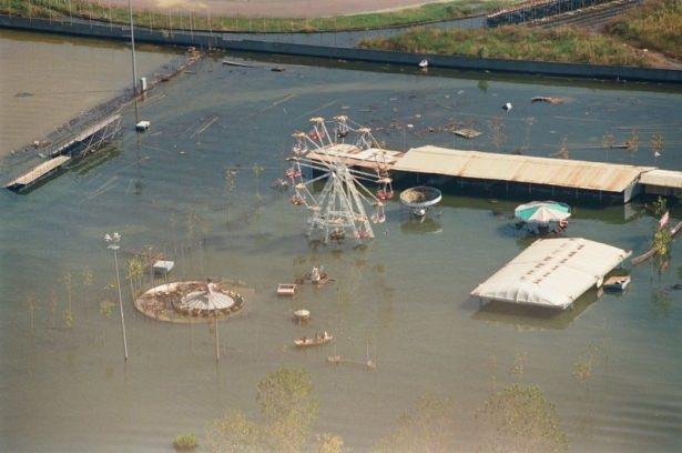 <p>Depremde Sakarya'da bulunan lunapark da sular altında kalmıştı.</p>