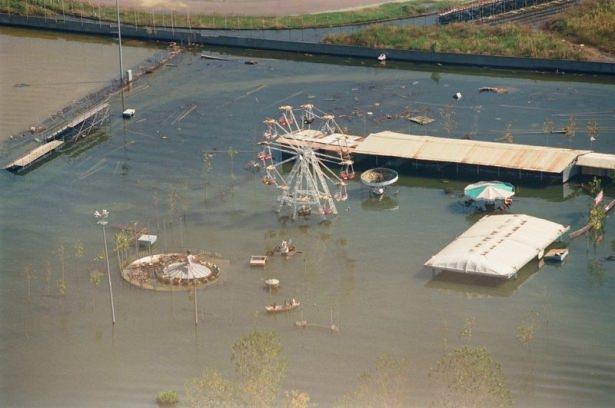 <p>Depremde Sakarya'da bulunan lunapark da sular altında kalmıştı.</p>
