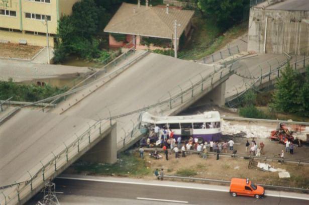 <p>Sakarya'nın Arifiye ilçesindeki TEM Otoyolu'nda bulunan viyadük de depremin etkisiyle çökmüştü.</p>
