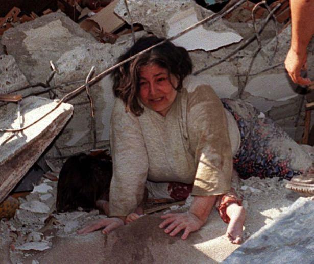 <p>Çocukları ise enkazdan ölü olarak çıkarılmıştı. </p>