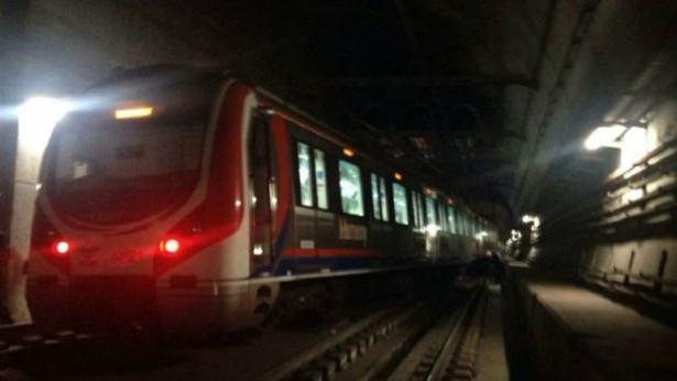 <p>Marmaray'da seferler teknik arıza nedeniyle yapılamıyor. Arıza sebebiyle seferlerin bir süre yapılamayacağı duyuruldu.</p>