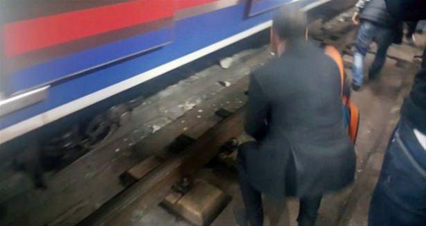 <p>Alınan bilgiye göre, Ayrılıkçeşmesi istasyonundan Marmaray'a binen vatandaşlar, teknik arıza anonsu üzerine raylı sistemden indirildi.</p>
<p> </p>