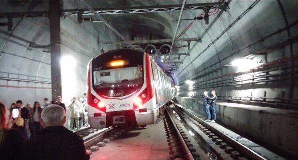 <p>Vatandaşlar diğer toplu taşıma araçlarına yönlendirildi. Marmaray'ın Kazlıçeşme-Üsküdar hattında sorun yaşanmadığı öğrenildi.</p>
<p> </p>