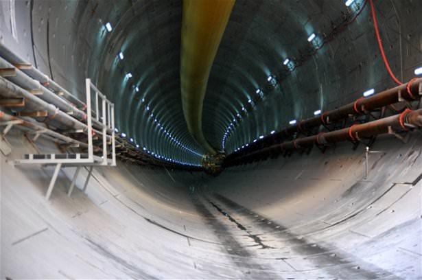 <p>Tünelde arıza yapan araçların trafiği aksatmaması için her 600 metrede bir de cep yapılacak. 7/24 kapalı devre kamera ve olay algılama sistemleriyle izlenecek tünelde herhangi bir acil durumda hızlı bir şekilde tüneldeki yolculara müdahale edilebilecek.</p>
