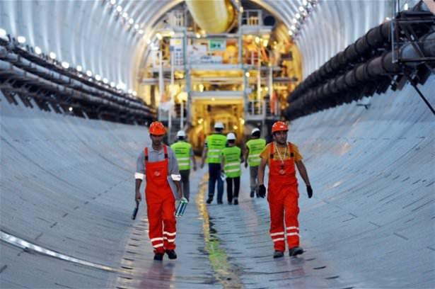 <p>İstanbul’daki trafik yoğunluğunu azaltmayı hedefleyen Avrasya Tüneli biri gidiş biri geliş olmak üzere iki katlı olarak inşa ediliyor. </p>
