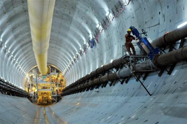 <p>Üretimi Almanya’da gerçekleştirilen Yıldırım Bayezid, Haydarpaşa şantiyesinde özel olarak açılan 40 metre derinlikteki alanda monte edildi. İstanbul Boğazı’nı deniz tabanının altındaki zemin içinden geçerken yaklaşık 110 metrelik su basıncına maruz kalacağı için 11 barlık arın basıncına dayanacak şekilde tasarlandı. </p>
