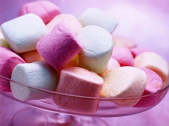 <p>Özellikle çocukların severek tükettiği, rengarenk, yumuşacık marshmallow (Marşmelov) nedir hiç düşündünüz mü?</p>
