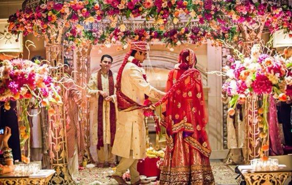 <p>Bizdeki adetleri solda 1 milyon bırakacak ritüelleri barındıran Hint düğünleri ile masal dünyasına yolculuk yapmak mümkün gibi…</p>
