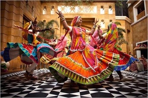 <p>Hindistan'da düğün gelenekleri din, etnik köken, dil ve bölge genelinde farklılık göstermelerinin yanında, birkaç gün boyunca devam eden kutlamaları ile, </p>
