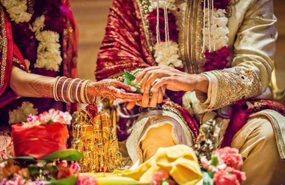 <p>Hindistan geleneklerine göre, gelinin anne ve kız kardeşleri önceki gece iyilik, mutluluk ve temizlik getirmesi için, süslü kınalarla gelinin ellerini ve ayaklarını boyarlar.</p>

