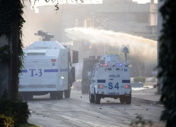 <p>Diyarbakır'ın Lice ilçesinde yaşanan olayları bahane ederek izinsiz gösteri yapan gruba müdahale edildi.</p>
