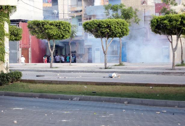 <p>Adana'nın merkez Seyhan ilçesi Güneykuşak Bulvarı'nda toplanan grup, barikat kurup yolu yaya ve araç trafiğine kapattı.</p>
