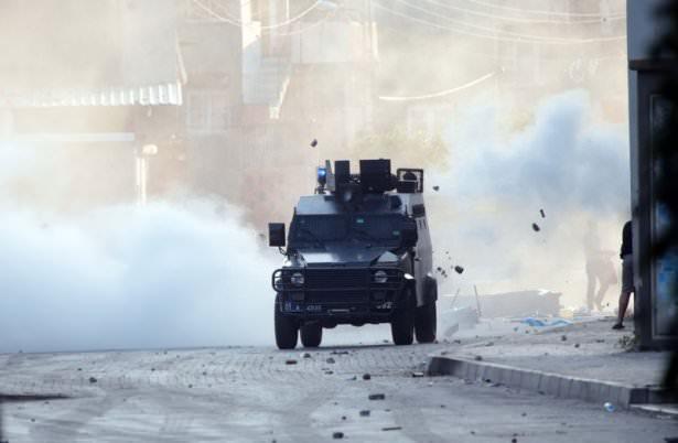 <p>Bunun üzerine polis, gruba dağılması yönünde uyarıda bulundu.</p>